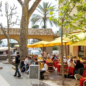 Patio De La Pietonne , Mentone Francia